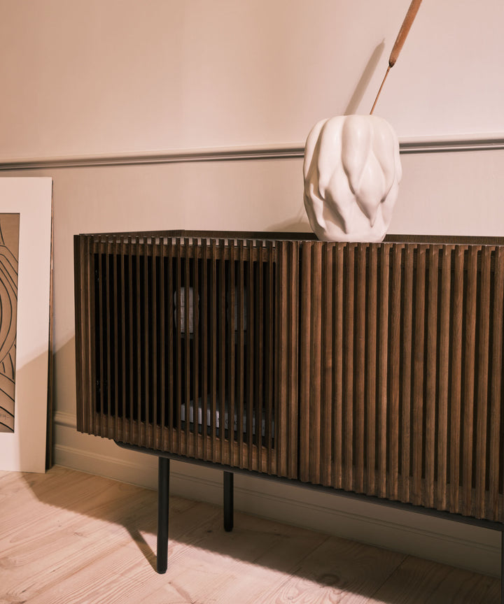 Skænk m. lameller, Røget eg 115cm, 2 døre - Louvre