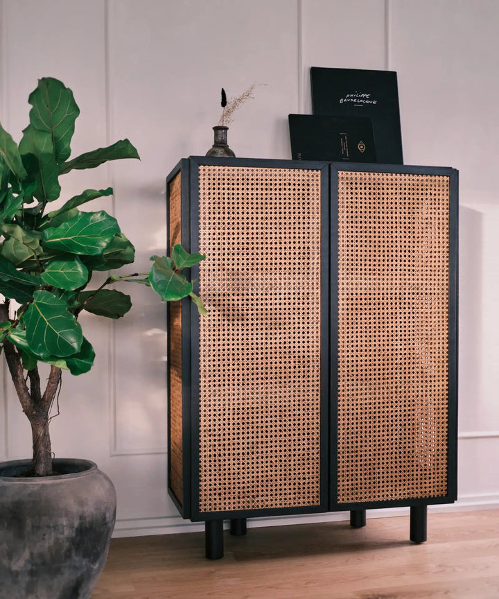 Sort højskab med rattan flet, Stockholm ikea skab med flet
