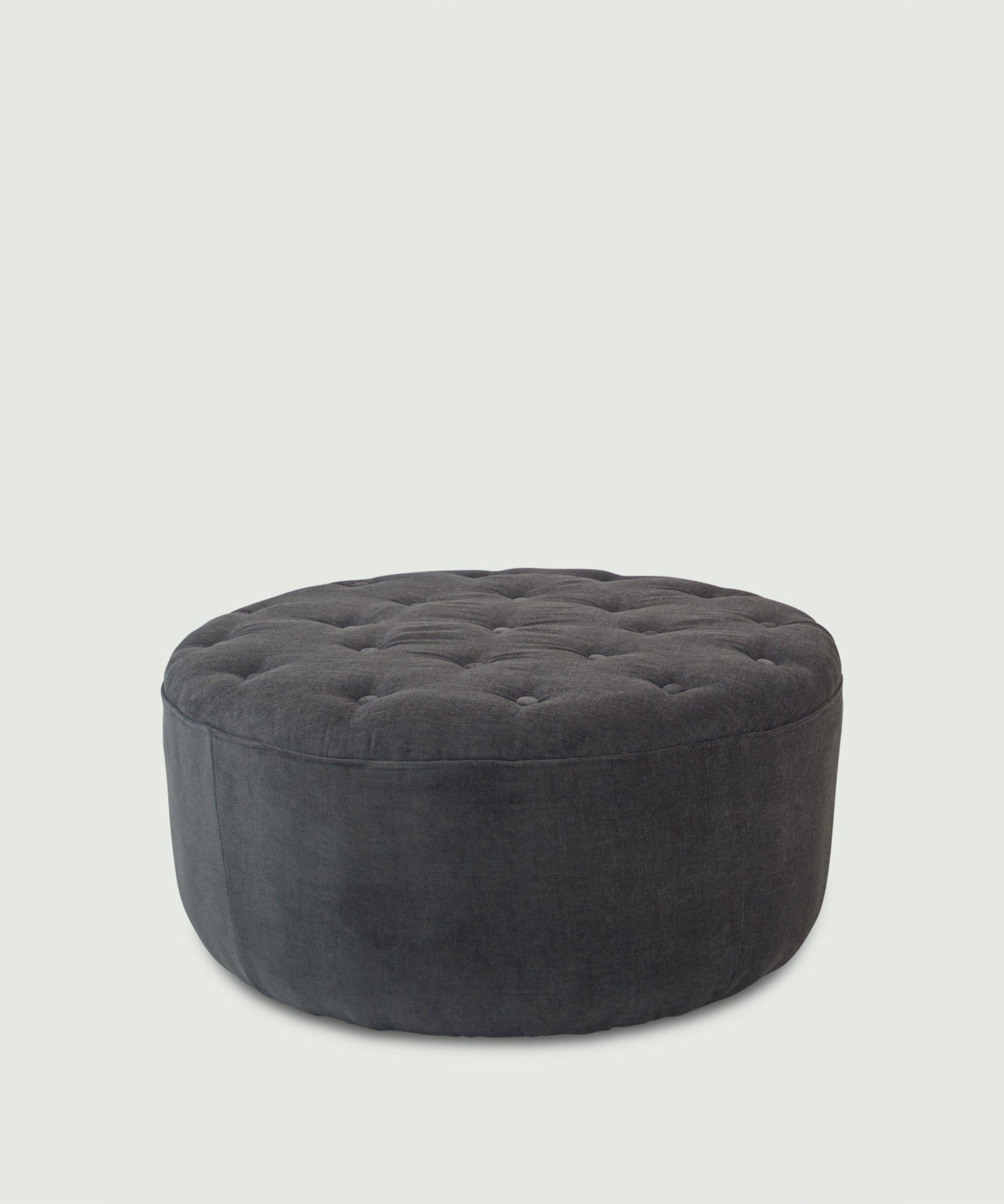 Mørkegrå bouclé puf - Dimple, medium - Njordec - hyggelig indretning til stuen - rund puf - med knapper - blød puf