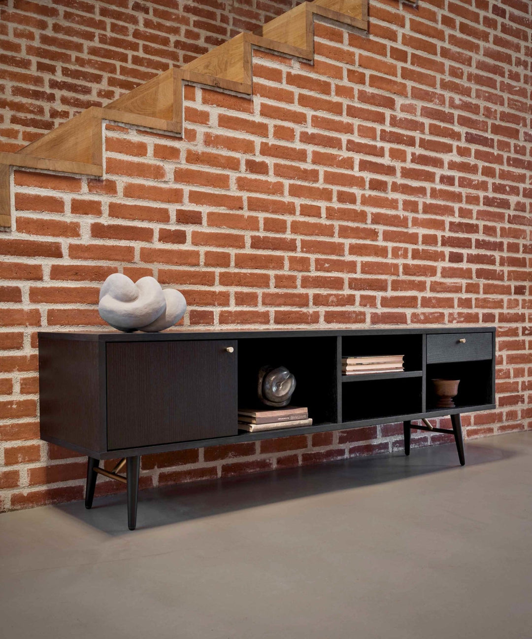 Sort tv-møbel i eg med skuffer - Dawn - Njordec - tv bord eg - tvskænk - tv bænk - egetræsmøbel - til stuen - moderne design