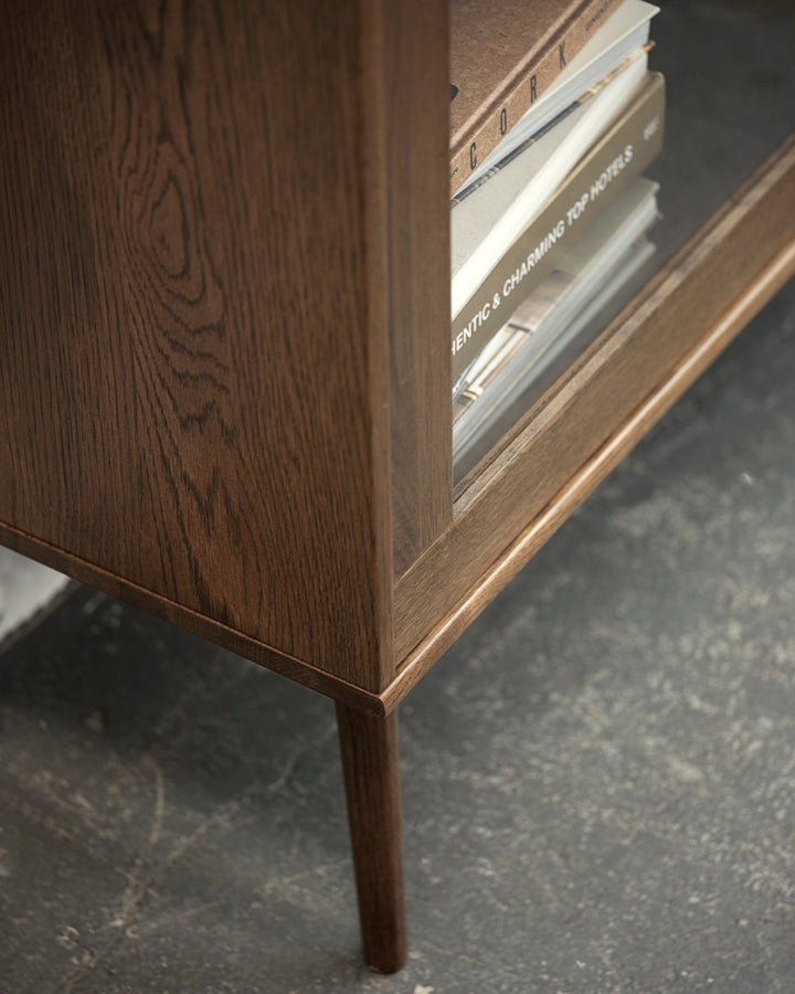 Barrali glas vitrineskab med flet 160cm, Brun egetræ