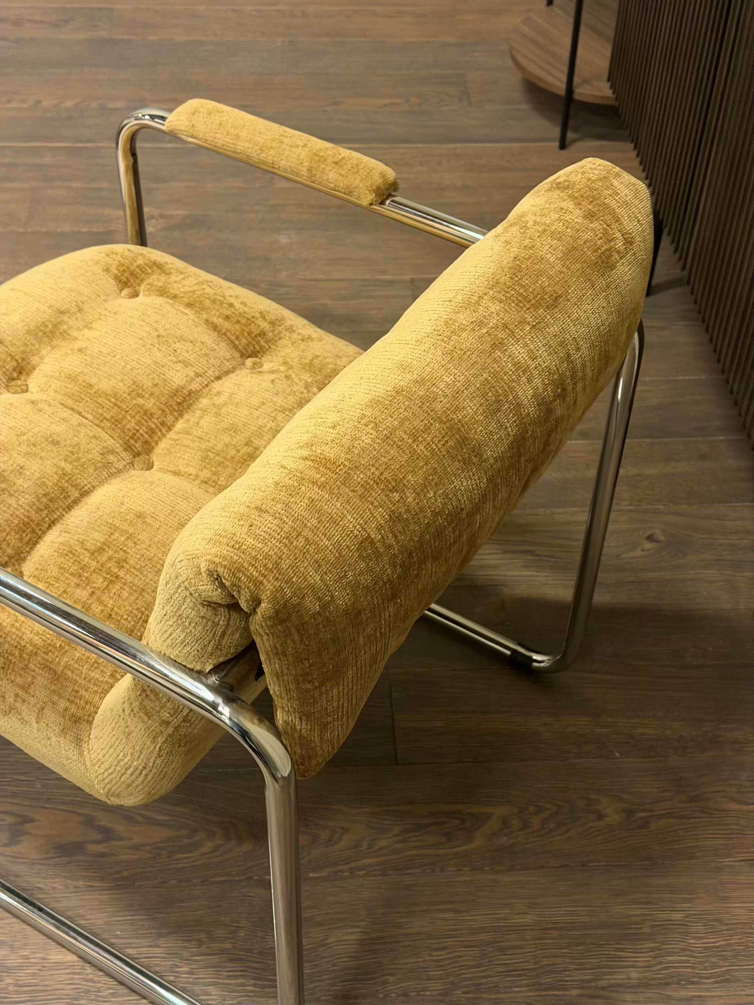 Parallel lounge stol - Golden Mustard Como