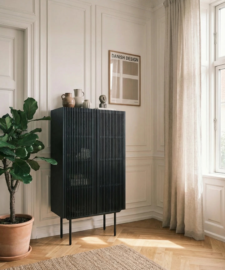 Louvre skab m. lameller, sort eg