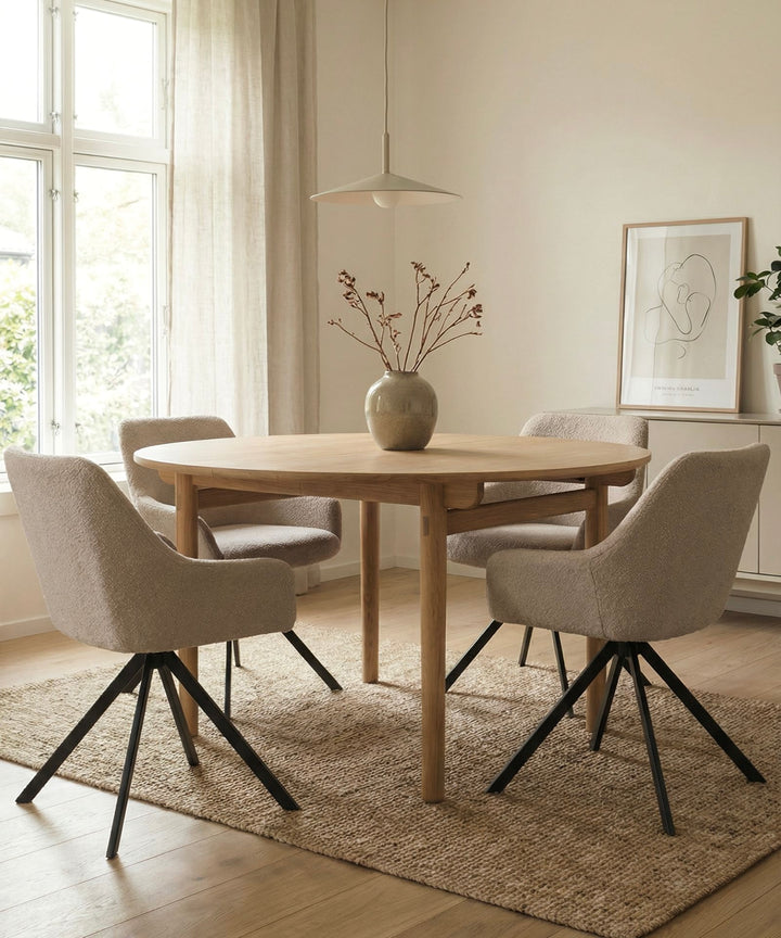 Ralf spisebordstol med drejefunktion i beige Greige boucle stof. Carno udstræksborg i eg ø120cm