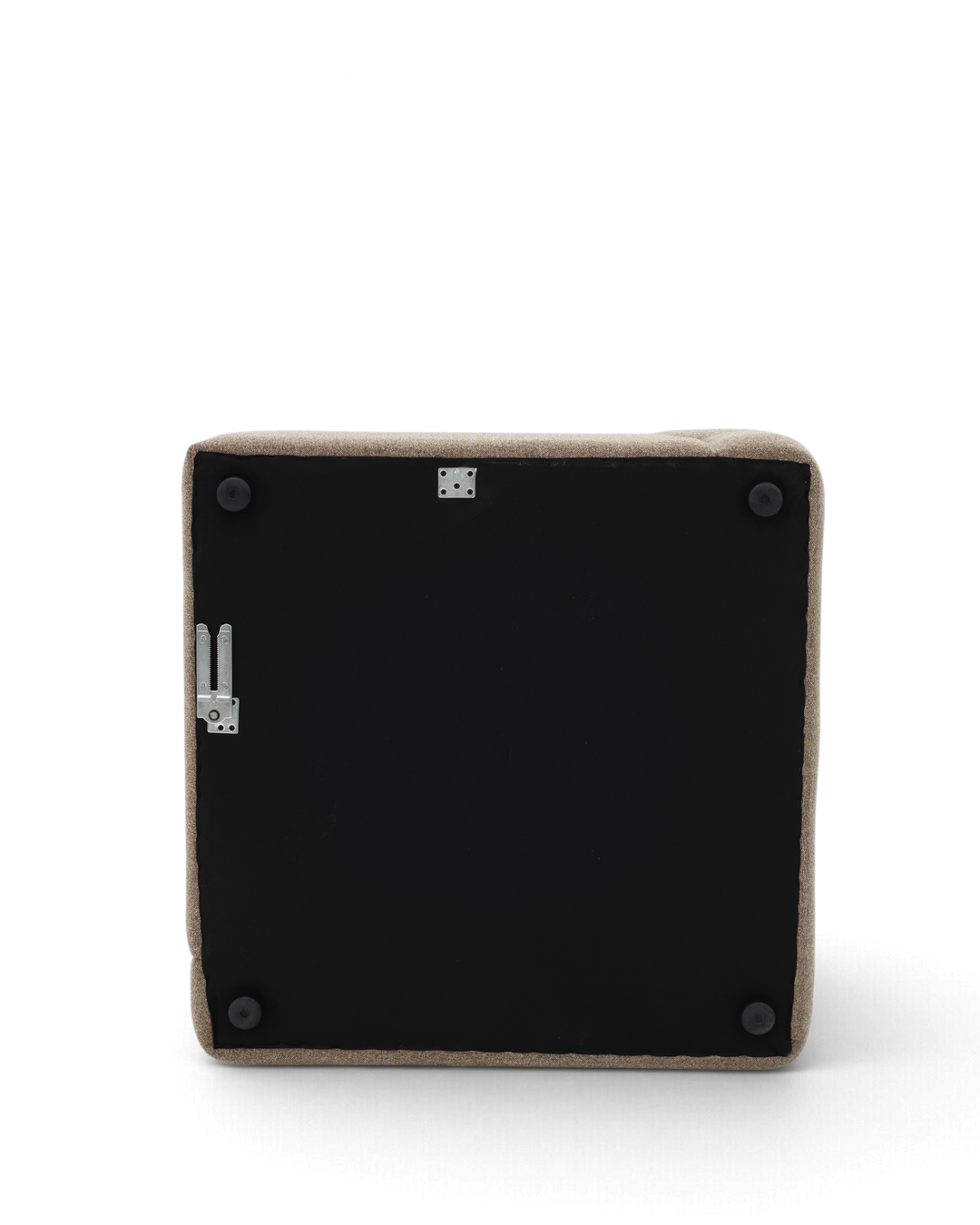 Paragraph hjørnemodul 99x99cm, underside med beslag #farve_cube-12-light-beige-smudsafvisende