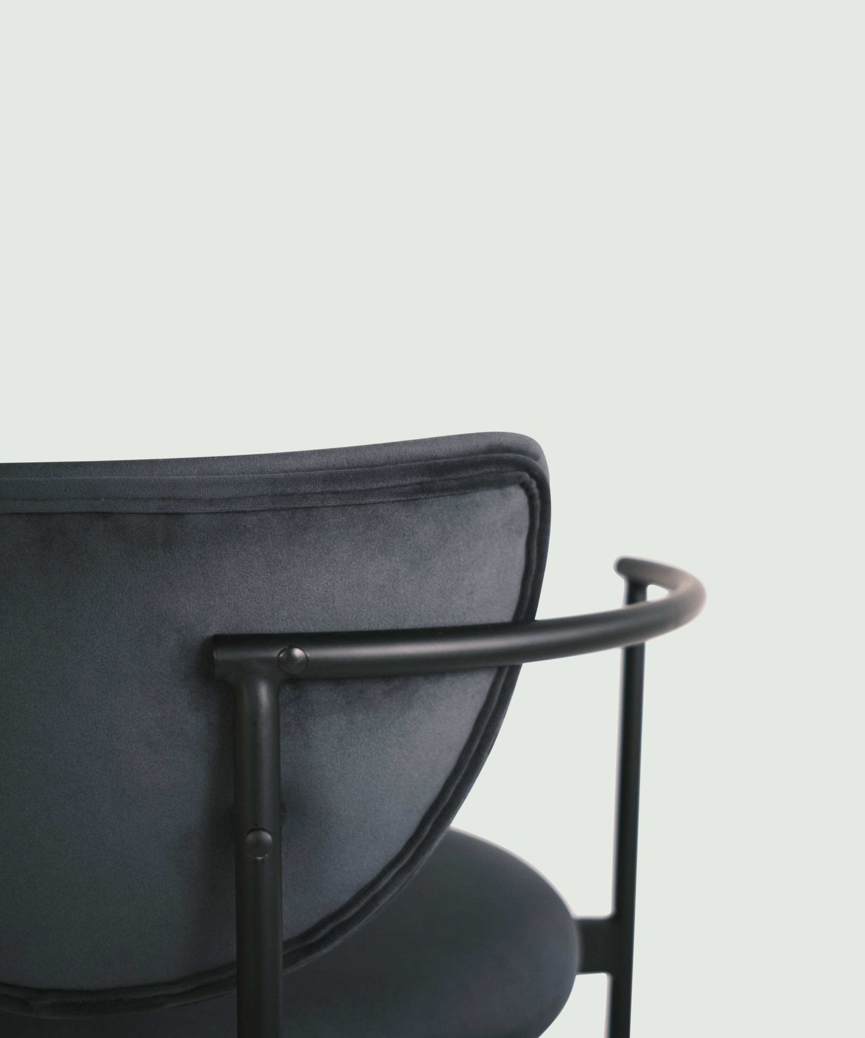 Mørkegrå velour polstret spisebordstol med sort metalstel - Lunar