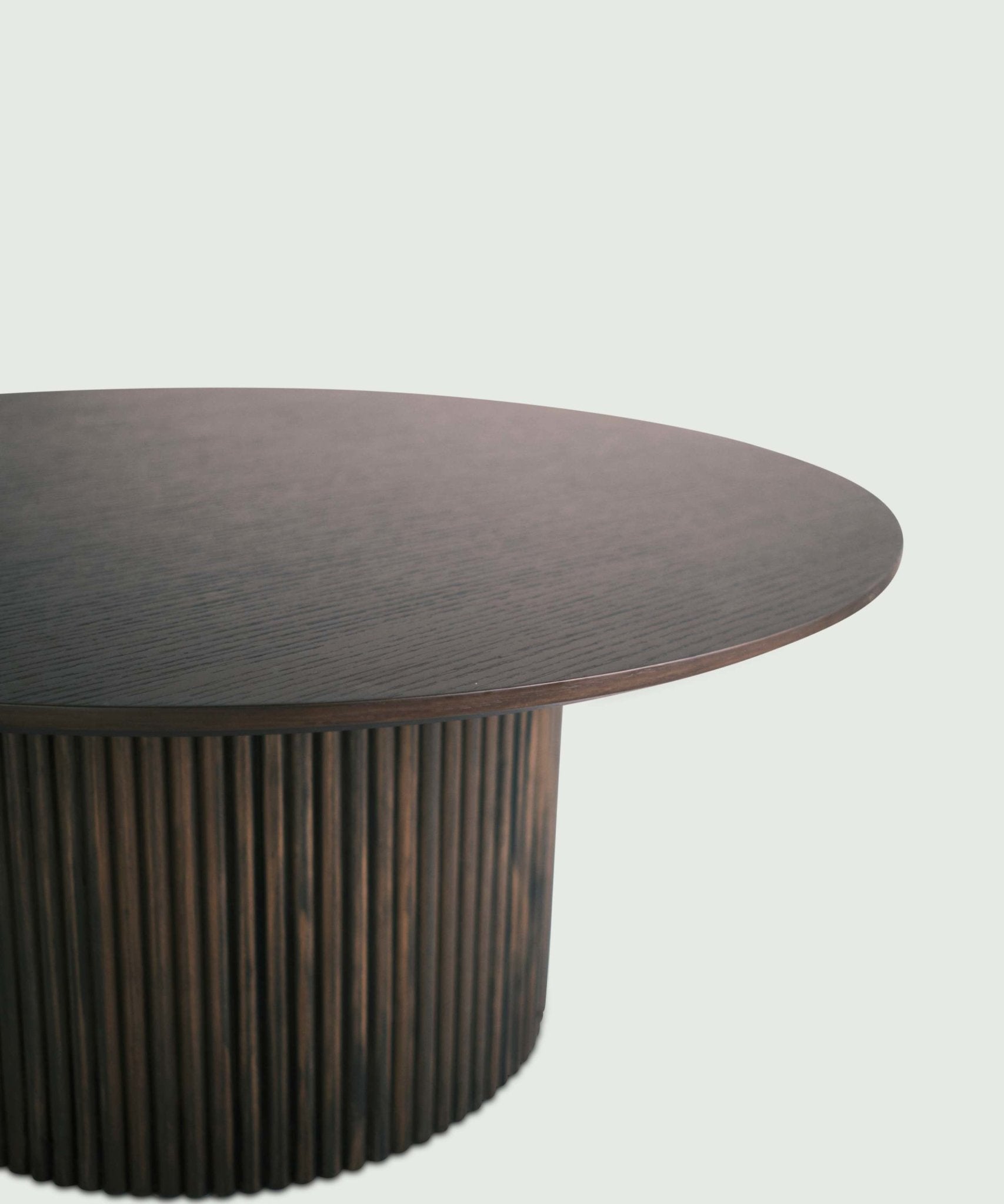 Round coffee table with rounded slats in smoked ash - Ripples