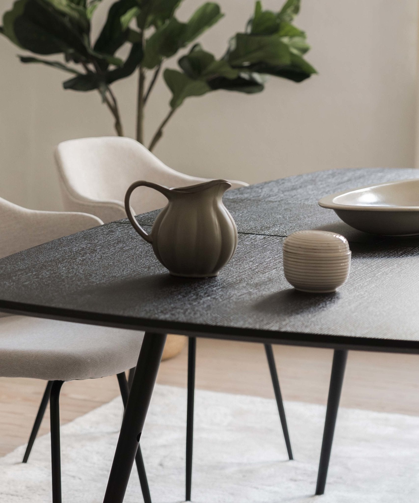 Sort spisebord med udtræk - eg - Dawn - Njordec - træ spisebord - oval spisebord - designer spisebord - spisebord i eg