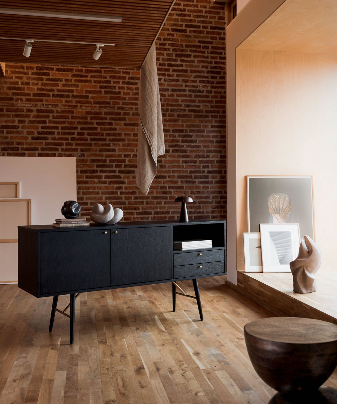 Sort skænk i eg med låger og skuffer - Dawn - Njordec - skænk til stuen  - træ skænk - moderne designer skænk