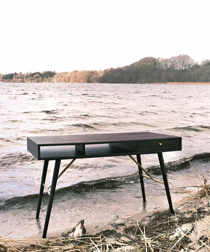 Sort skrivebord i eg - Dawn - Njordec - skrivebord i egetræ - træ skrivebord - design skrivebord - arbejdsbord - hjemmekontor