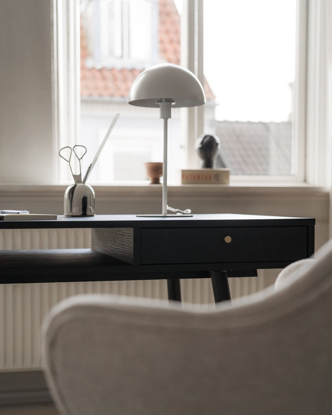 Sort skrivebord i eg - Dawn - Njordec - skrivebord i egetræ - træ skrivebord - design skrivebord - arbejdsbord - hjemmekontor