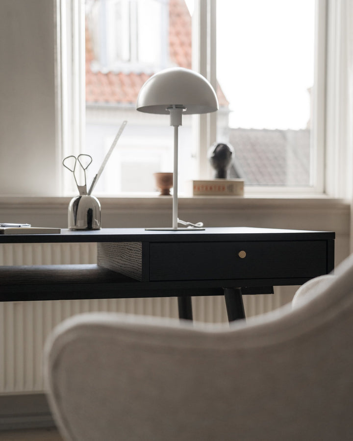 Sort skrivebord i eg - Dawn - Njordec - skrivebord i egetræ - træ skrivebord - design skrivebord - arbejdsbord - hjemmekontor