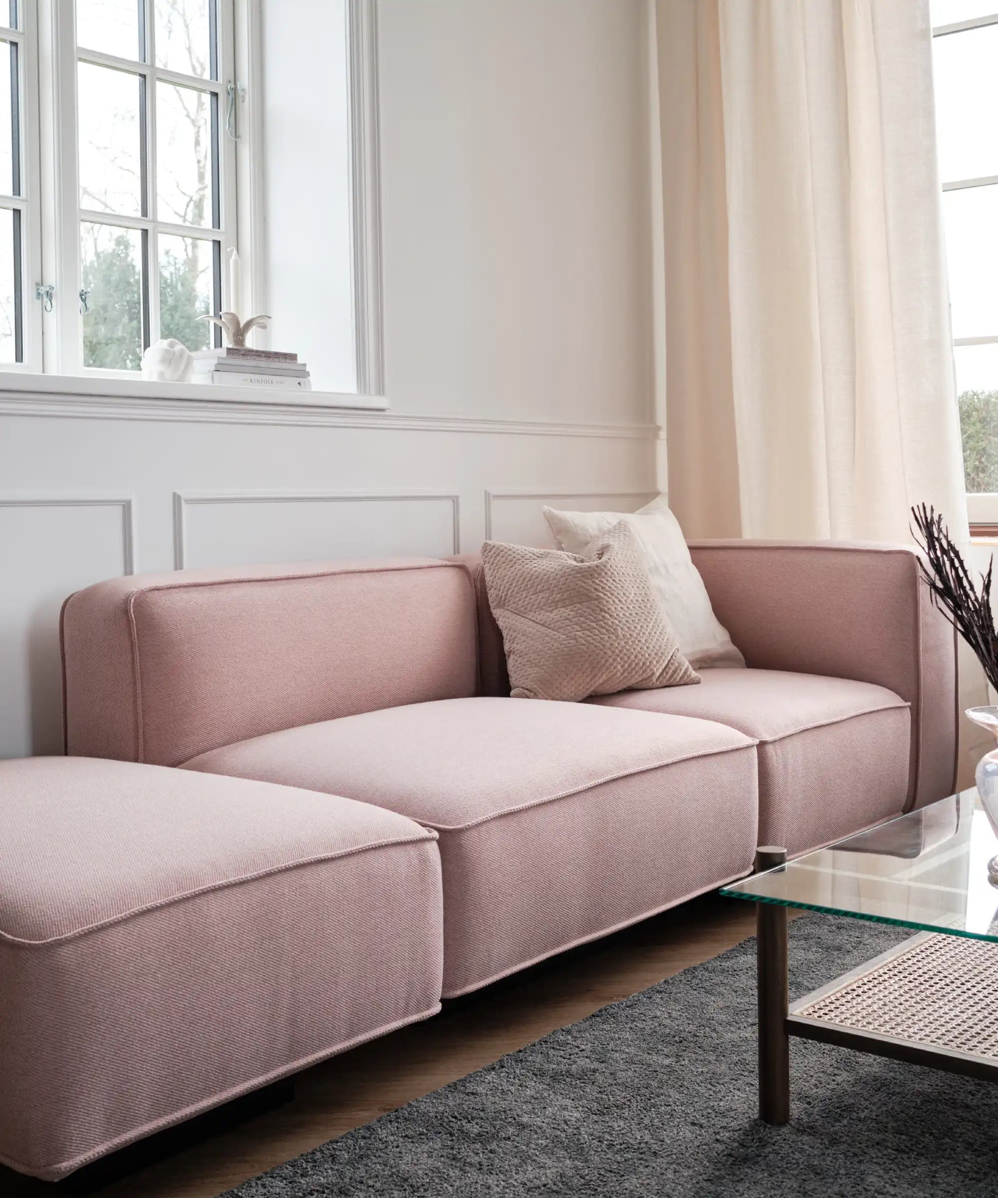 Lyserød Utopia sofa der minder om Basecamp modulsofa