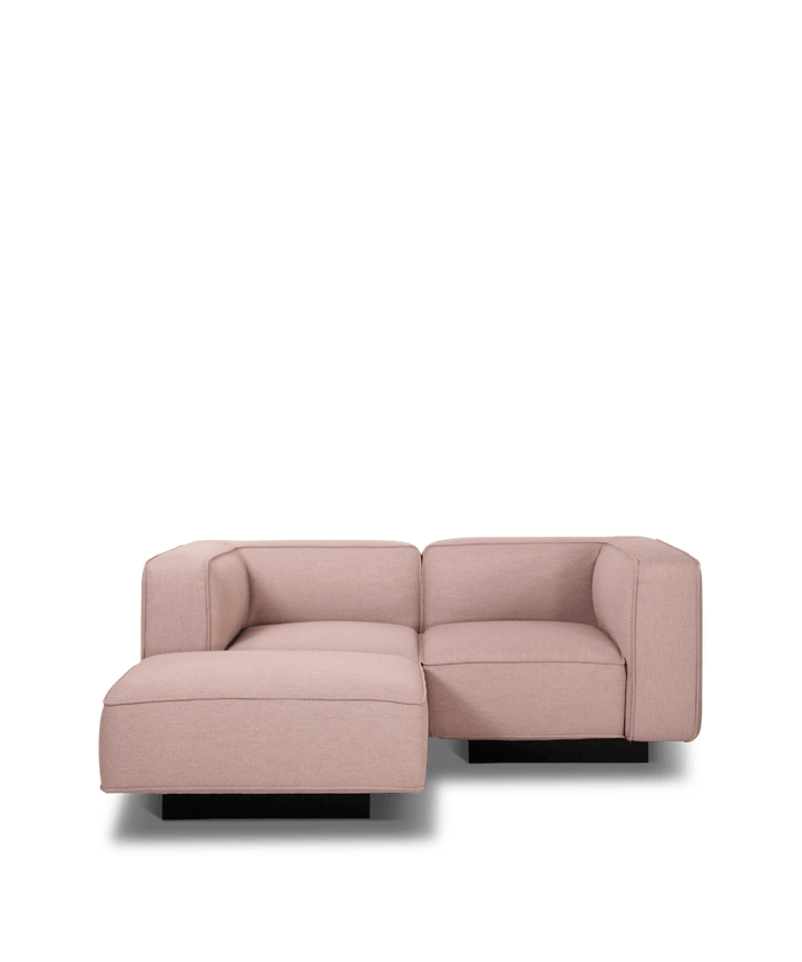 Utopia 2,5 personer sofa med chaiselong på sort sokkel fod og kasse design