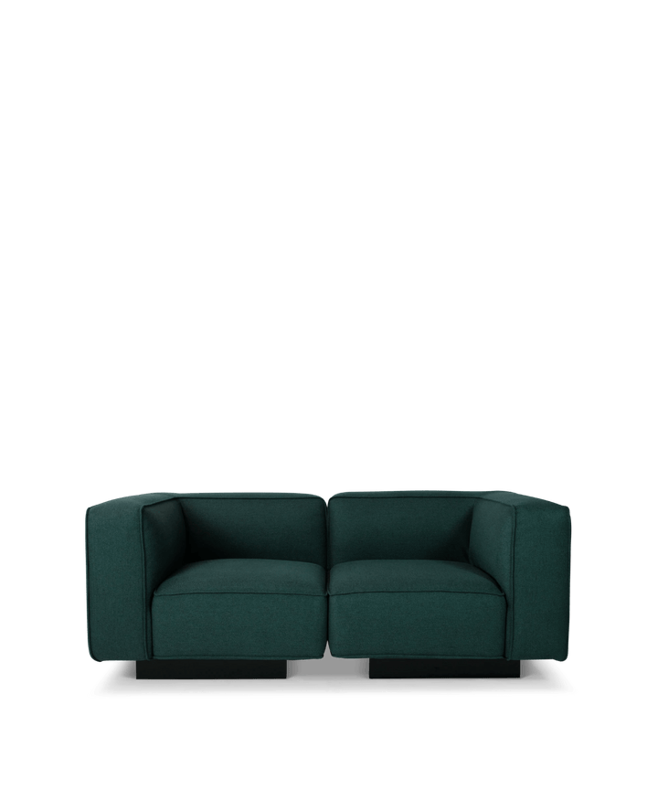 Njordec 2,5 personer sofa i petrol blå farve med sokkel i firkantet design