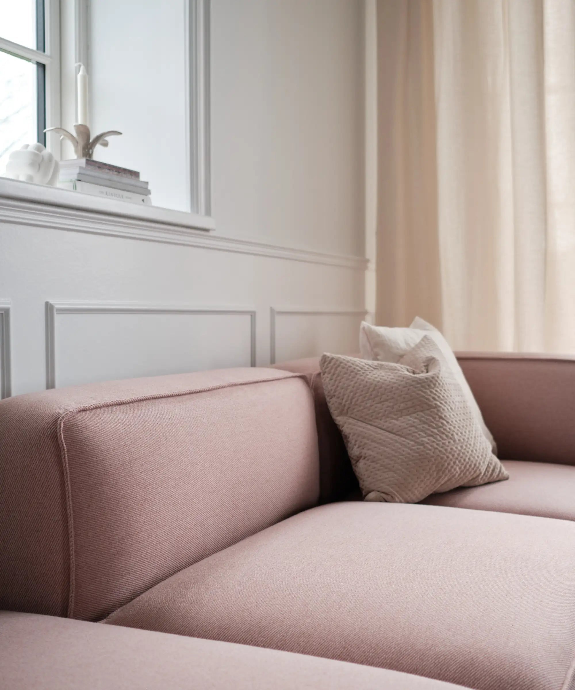 Blød lyserød sofa i dansk design, lignende basecamp sofa fra Njordec
