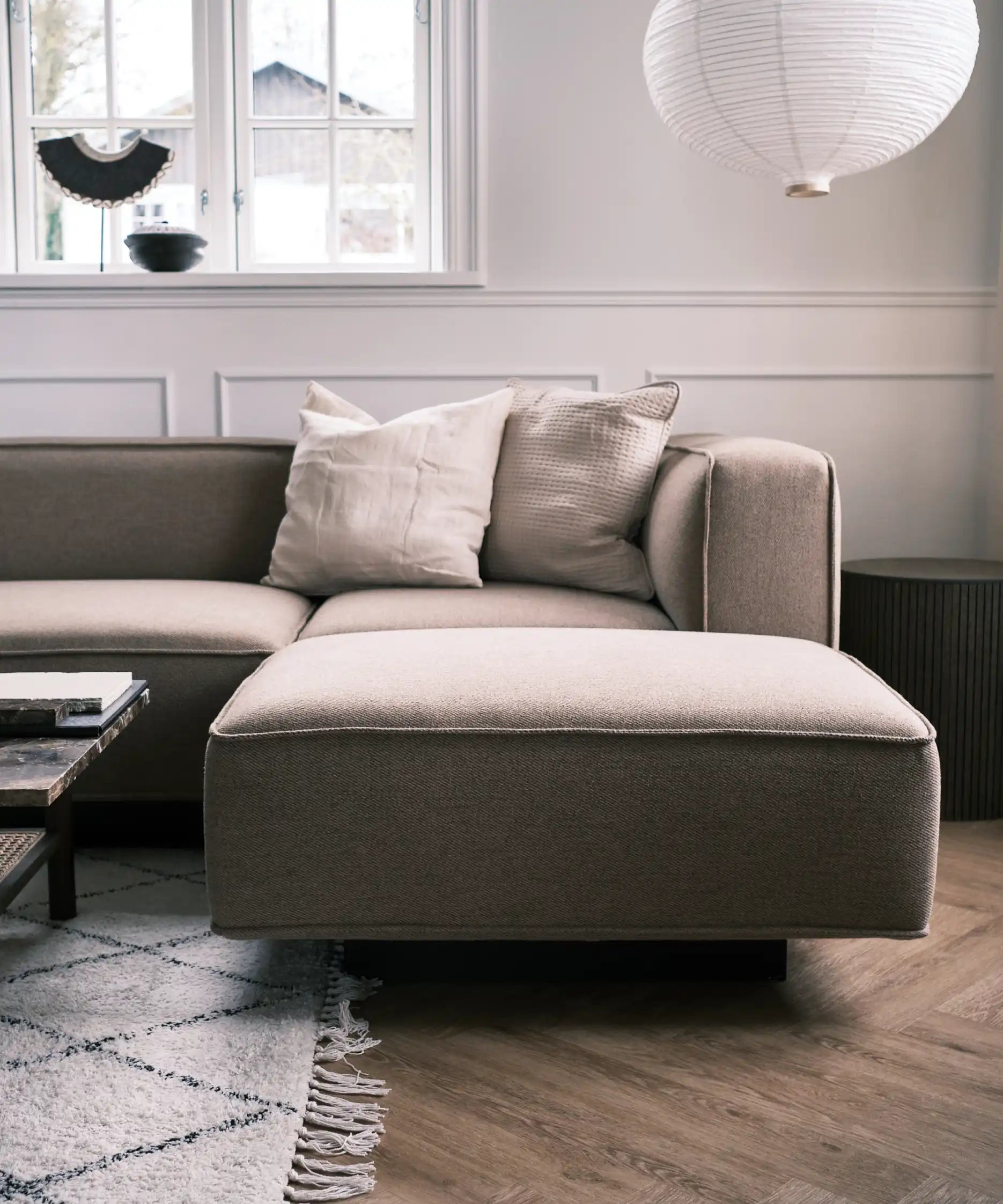 Modulsofa med chaiselong i mørk beige farve fra Njordec - dansk design sofa