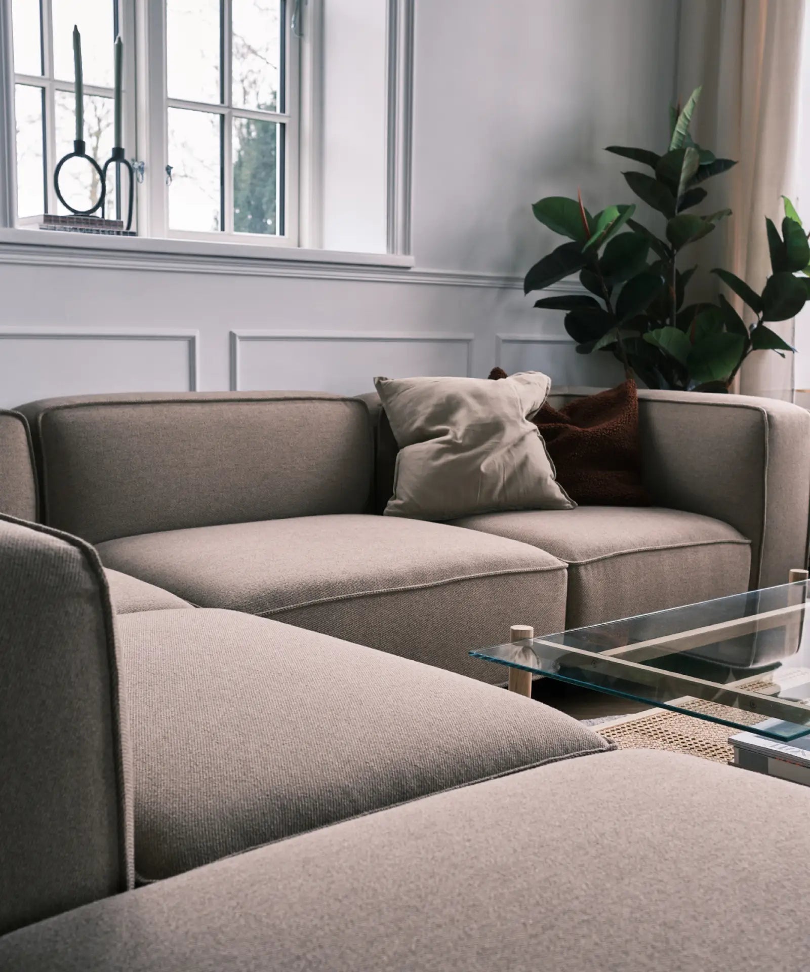 Modulsofa med chaiselong i mørk beige farve fra Njordec - dansk design sofa